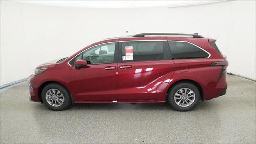 2025 Toyota Sienna XLE 8 Passenger