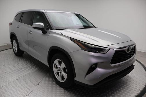 Celestial Silver Metallic 2025 Toyota Highlander LE