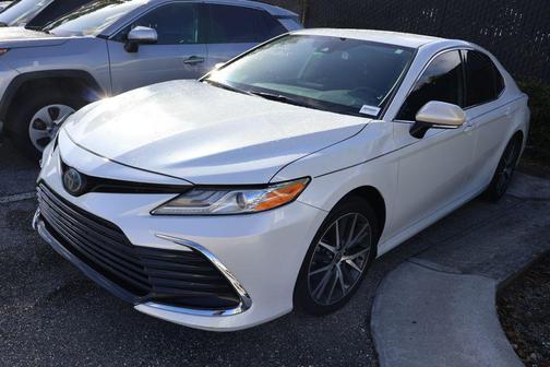 2022 Toyota Camry Hybrid XLE