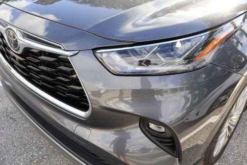 Magnetic Gray Metallic 2024 Toyota Highlander Platinum