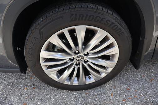 Magnetic Gray Metallic 2024 Toyota Highlander Platinum