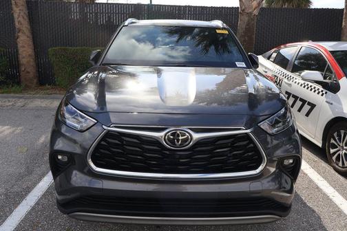 Magnetic Gray Metallic 2024 Toyota Highlander Platinum