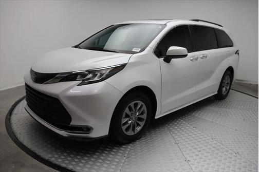 2022 Toyota Sienna XLE 8 Passenger