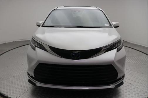 2022 Toyota Sienna XLE 8 Passenger