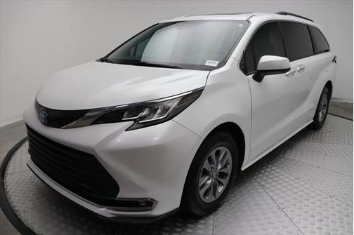 2022 Toyota Sienna XLE 8 Passenger