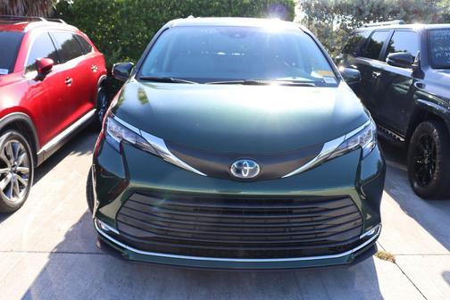 2021 Toyota Sienna XLE 8 Passenger