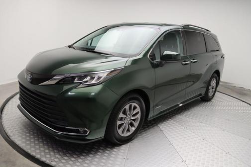 2021 Toyota Sienna XLE 8 Passenger