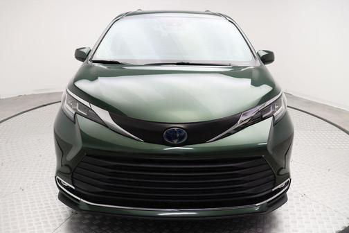 2021 Toyota Sienna XLE 8 Passenger