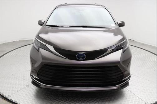 2024 Toyota Sienna XLE 8 Passenger