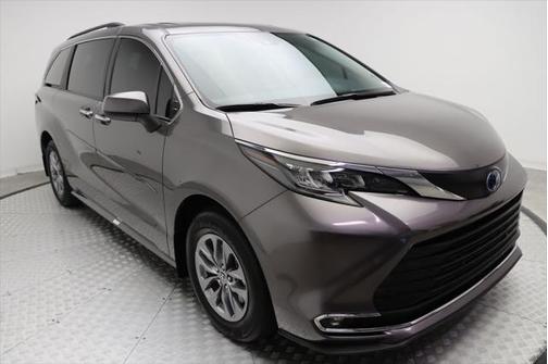 2024 Toyota Sienna XLE 8 Passenger