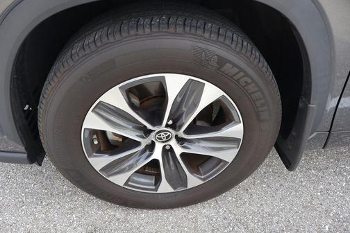 Magnetic Gray Metallic 2024 Toyota Highlander XLE
