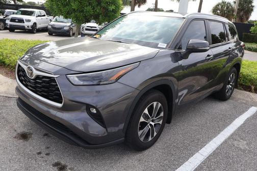Magnetic Gray Metallic 2024 Toyota Highlander XLE