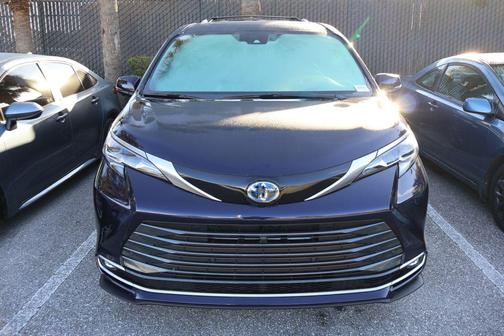 2025 Toyota Sienna Platinum