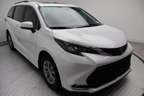 2024 Toyota Sienna XLE