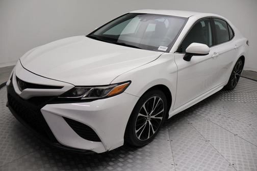 Super White 2019 Toyota Camry SE