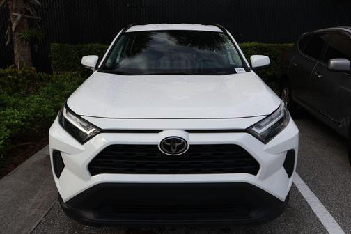 Ice Cap 2025 Toyota RAV4 XLE