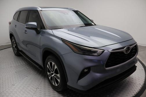 Moon Dust 2023 Toyota Highlander XLE