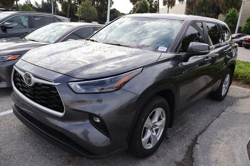 Magnetic Gray Metallic 2024 Toyota Highlander LE