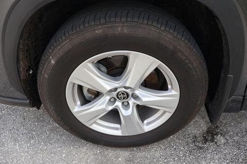 Magnetic Gray Metallic 2024 Toyota Highlander LE