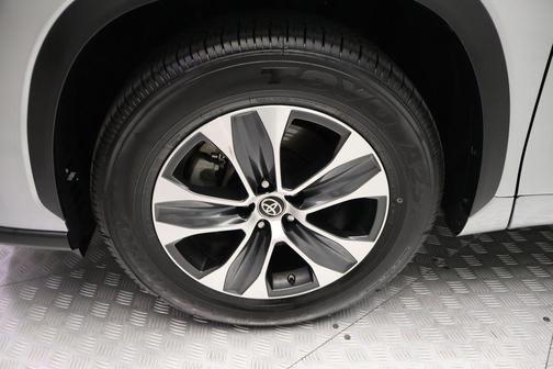 Celestial Silver Metallic 2023 Toyota Highlander XLE
