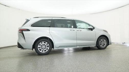 2025 Toyota Sienna XLE 8 Passenger