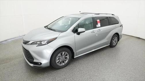 2025 Toyota Sienna XLE 8 Passenger