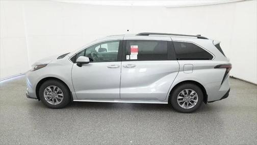 2025 Toyota Sienna XLE 8 Passenger