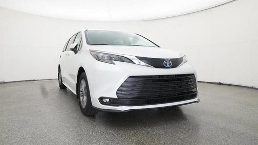2025 Toyota Sienna XLE 8 Passenger