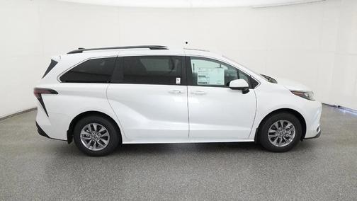 2025 Toyota Sienna XLE 8 Passenger