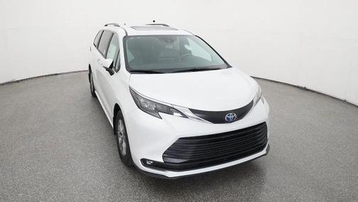 2025 Toyota Sienna XLE 8 Passenger