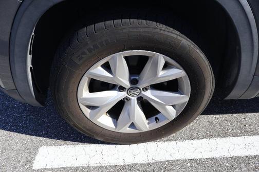 Platinum Gray Metallic 2019 Volkswagen Atlas 3.6L SE w/Technology