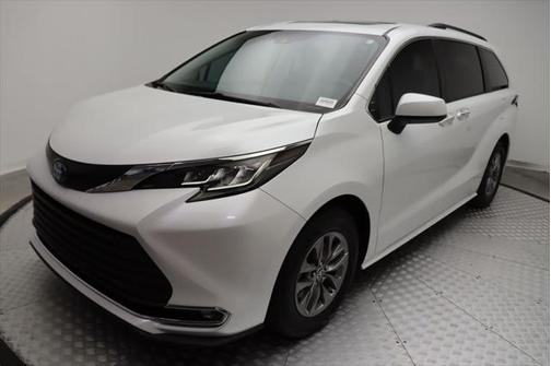 2023 Toyota Sienna XLE 8 Passenger