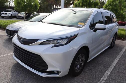 2023 Toyota Sienna XLE 8 Passenger