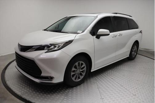 2023 Toyota Sienna XLE 8 Passenger