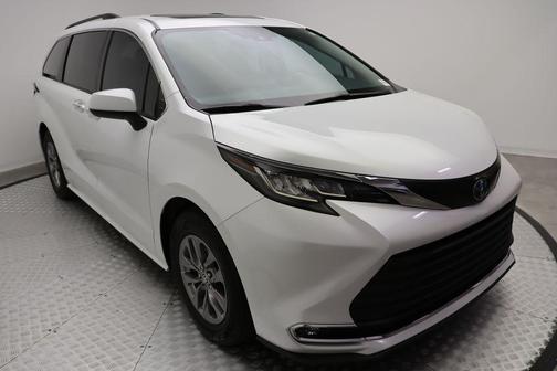 2023 Toyota Sienna XLE 8 Passenger
