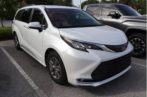 2023 Toyota Sienna XLE 8 Passenger