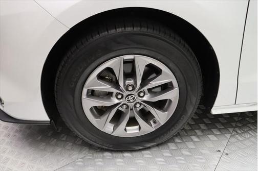 2023 Toyota Sienna XLE 8 Passenger