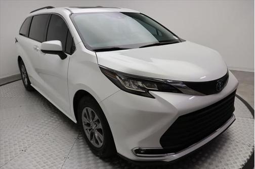 2023 Toyota Sienna XLE 8 Passenger