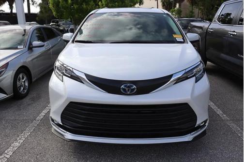 2023 Toyota Sienna XLE 8 Passenger