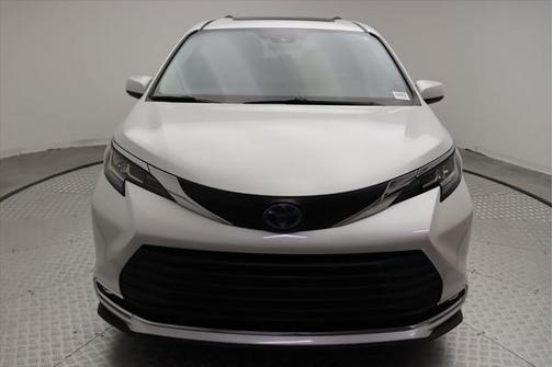 2023 Toyota Sienna XLE 8 Passenger