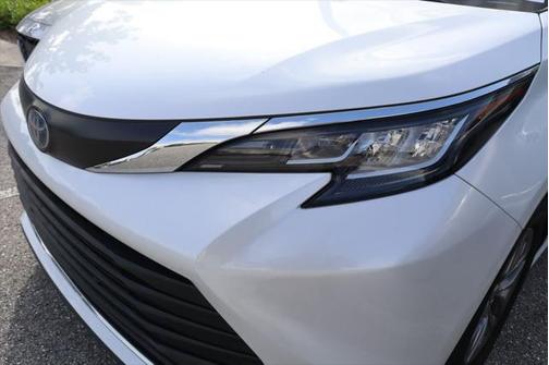 2023 Toyota Sienna XLE 8 Passenger