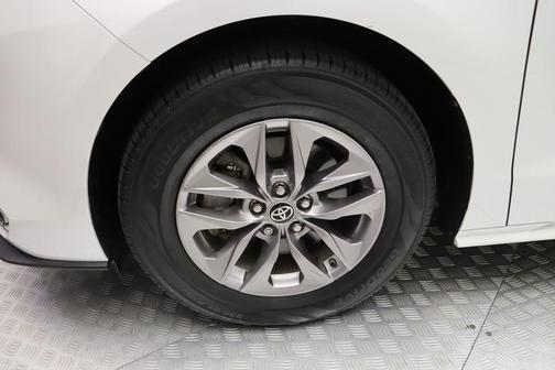 2023 Toyota Sienna XLE 8 Passenger