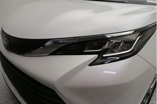 2023 Toyota Sienna XLE 8 Passenger