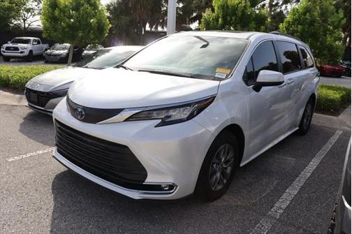 2023 Toyota Sienna XLE 8 Passenger