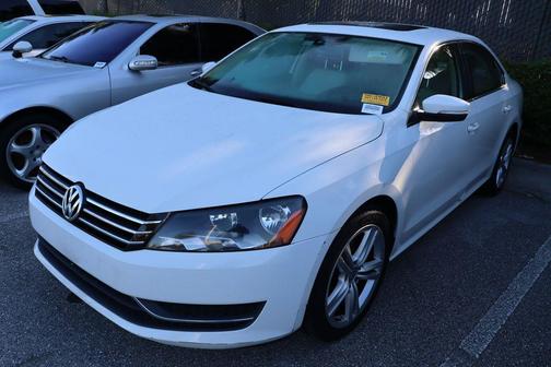 2014 Volkswagen Passat 1.8T Auto SE w/Sunroof & Nav