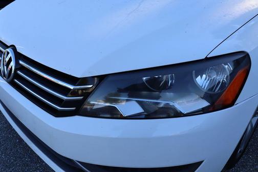2014 Volkswagen Passat 1.8T Auto SE w/Sunroof & Nav
