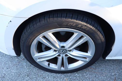 2014 Volkswagen Passat 1.8T Auto SE w/Sunroof & Nav