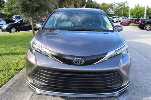 2022 Toyota Sienna XLE 8 Passenger