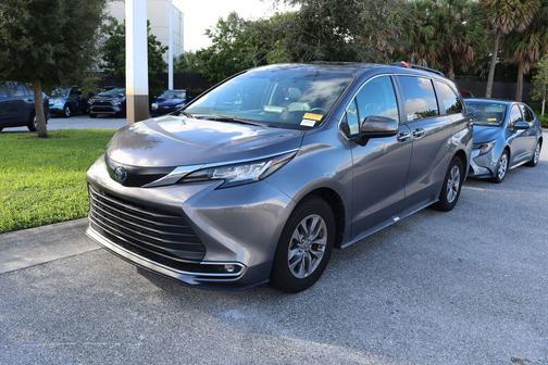 2022 Toyota Sienna XLE 8 Passenger