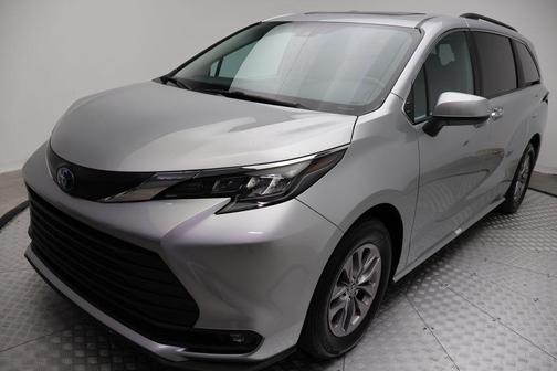 2025 Toyota Sienna XLE